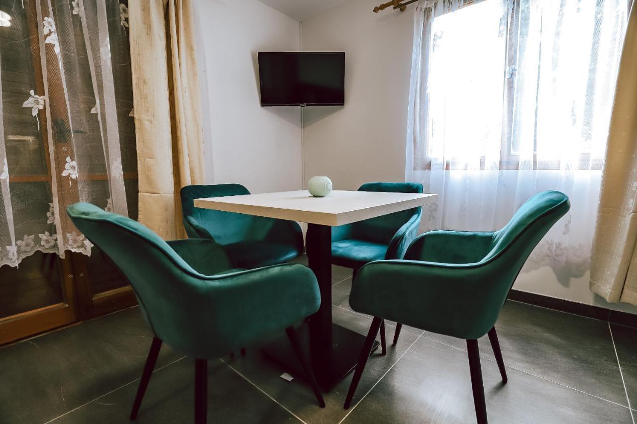 Chaty A Apartmany Hracholusky Kemp Kosatka Pnovany Exterior photo